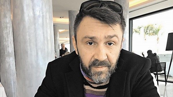 Лидер "Ленинграда" купил квартиру жившей в конюшне старушке.