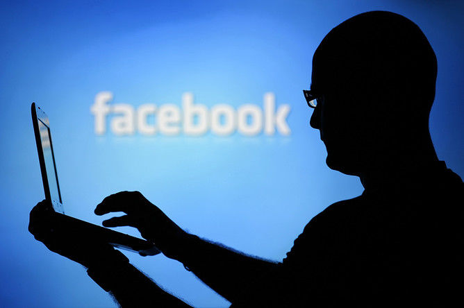 Facebook вновь намерен поменять алгоритм новостной ленты. Фото: Reuters