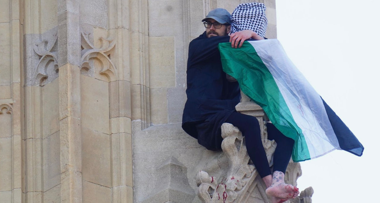 Activistul cu steagul Palestinei, reținut: El a fost dat jos de pe Big Ben după 16 ore.