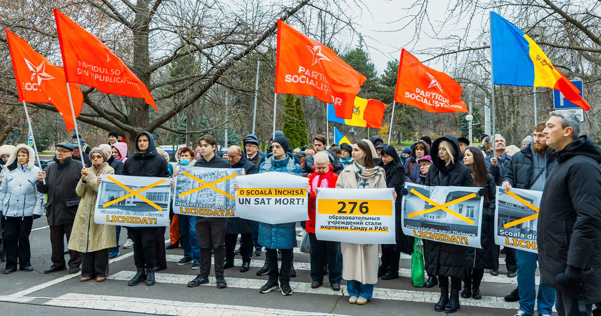 Susținătorii Partidului Socialist au protestat împotriva închiderii școlilor.