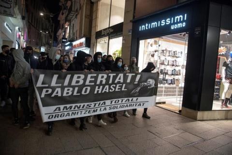 Тысячи жителей Каталонии вышли протестовать после задержания рэпера.