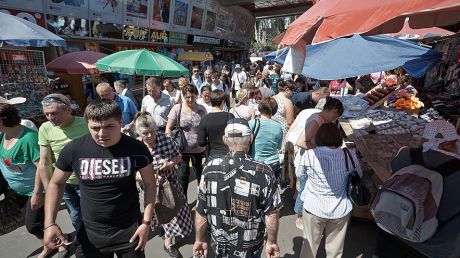Moldovenii cheltuiesc mai mult decât câştigă. Foto: publika.md