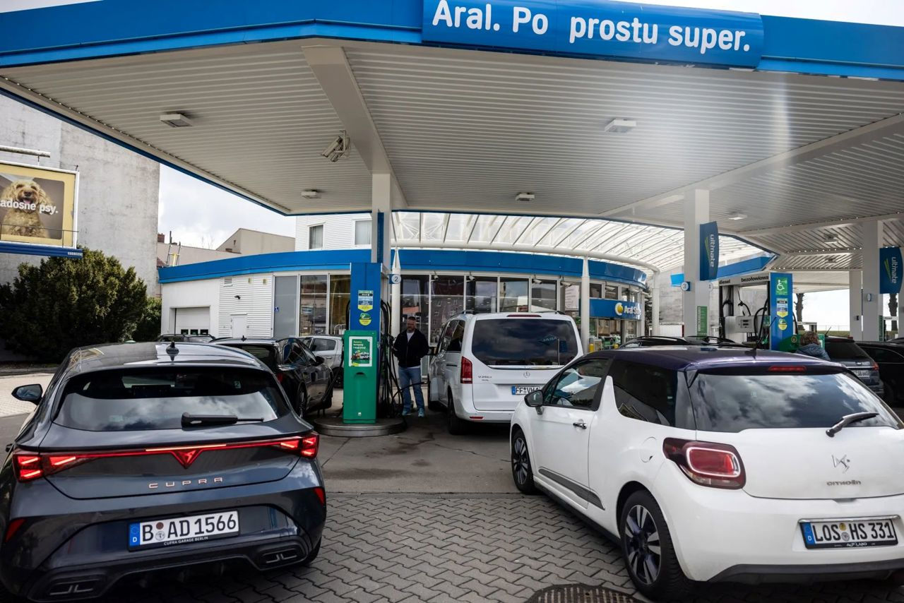 Invazie în Polonia de șoferi din țările vecine, care caută să cumpere benzină mai ieftină.