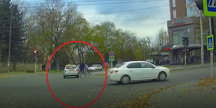 В столице велосипедист столкнулся с машиной службы такси.