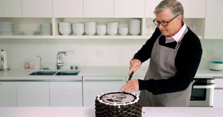Билл Гейтс испёк торт к 90-летию Уоррена Баффетта.