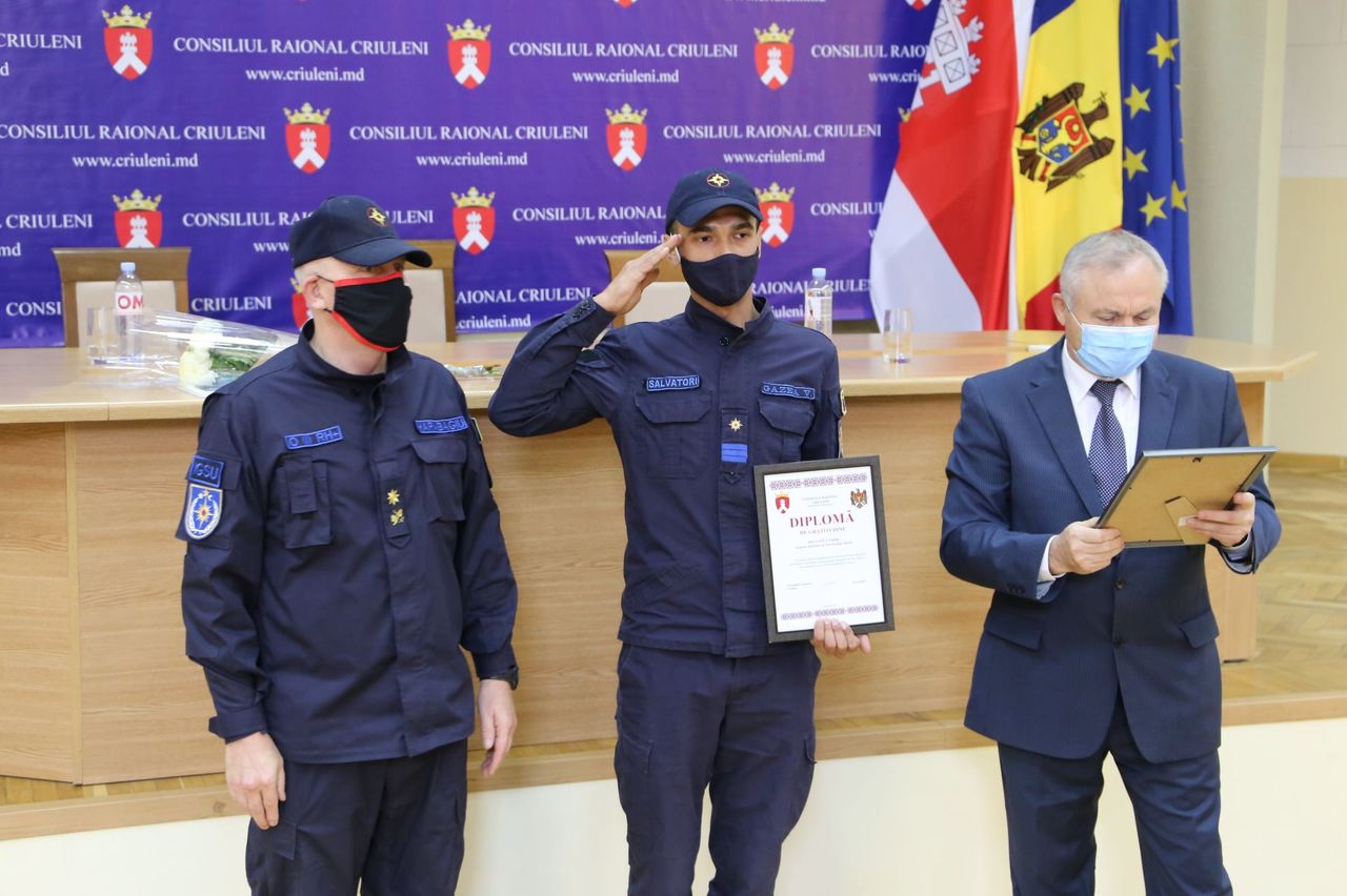 Награждены сотрудники ГИЧС, помогавшие жителям, пострадавшим от непогоды.