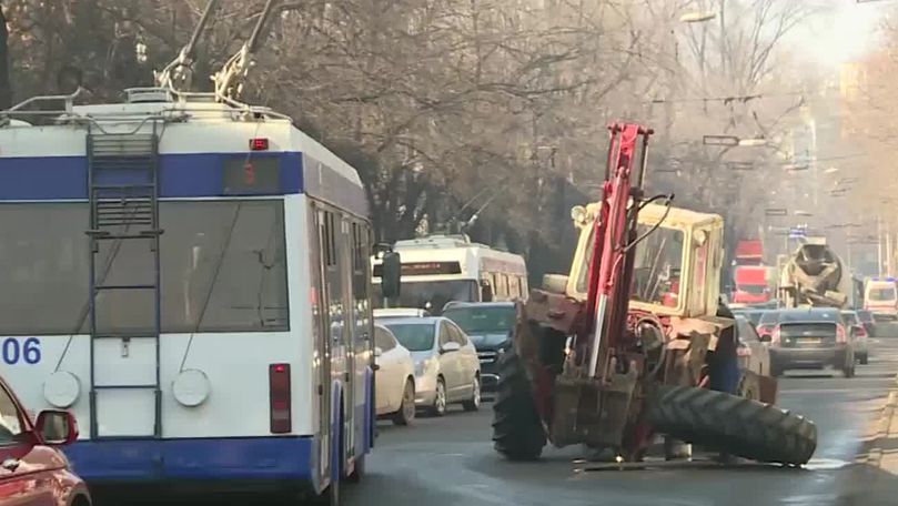 В Кишиневе трактор, у которого отлетело колесо, заблокировал движение.