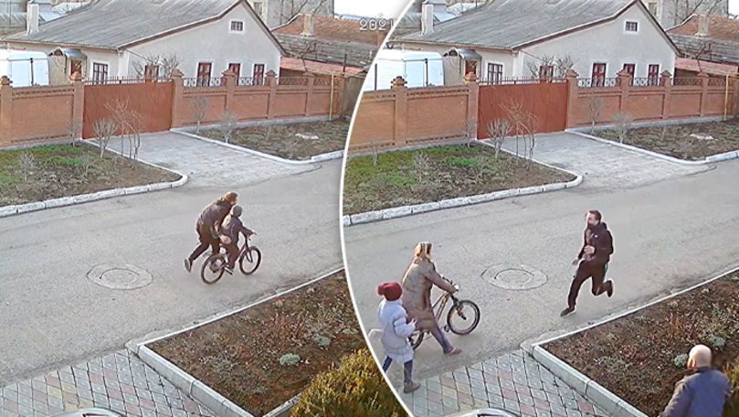 В Тирасполе камера засняла, как мужчина хотел похитить двух маленьких детей.