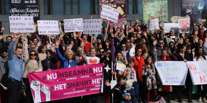 Activiști civici, persoane publice, jurnaliști, feminiști și toți cei care consideră violul o crimă s-au alăturat marșului.