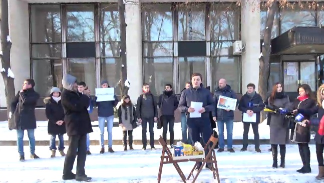Молодые люди попросили Додона задекларировать все доходы.
