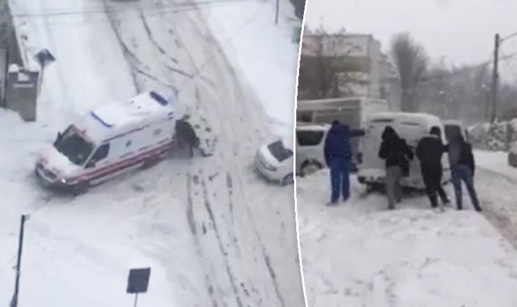 На выручку врачам и водителям пришли прохожие, которые подтолкнули машины.