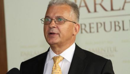 Directorul Serviciului de Informaţii şi Securitate are trei adjuncţi.