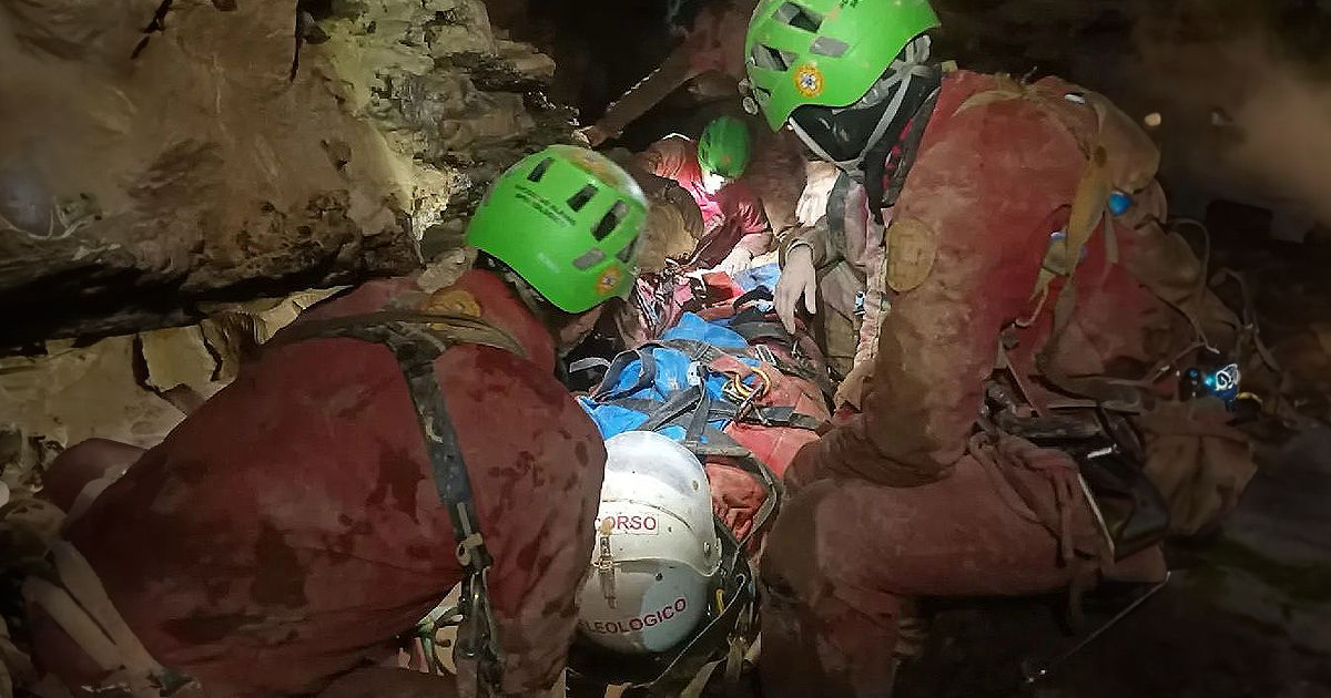 O exploratoare a rămas blocată într-o peșteră adâncă de 600 de metri: Operațiunea de salvare continuă în Italia.