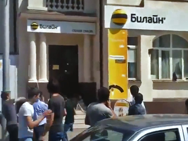 Неизвестные в Грозном закидали офисы компаний "Билайн" и "Мегафон"в Грозном яйцами. Фото: youtube.com