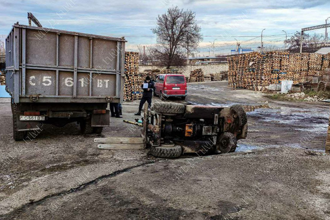 На предприятии в Тирасполе перевернулся автопогрузчик: водитель погиб.