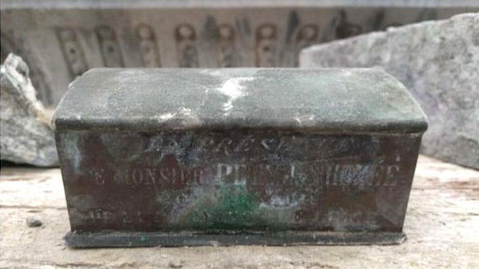В бельгийском городе при ремонте фонтана нашли коробку с сердцем мэра.