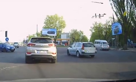 Момент столкновения маршрутки с легковым автомобилем попал на видео.