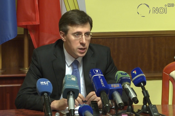 Primarul capitalei, Dorin Chirtoacă, i-a atenționat astăzi pe consilierii municipali care blochează reparația bulevardului Ștefan cel Mare din capitală, că îi va acționa în judecată.