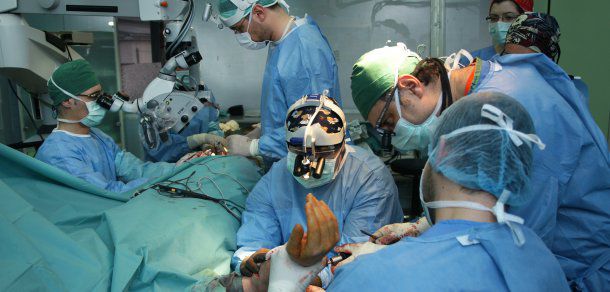Femeie care a furat un diamant, operată pentru recuperarea nestematei. Foto: chirurgie.ru