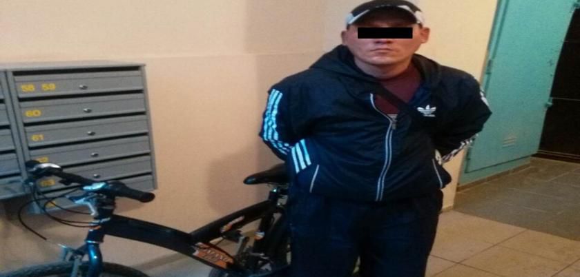 Un chișinăuean a încercat să fure o bicicletă lăsată fără supraveghere în scara unui bloc de locuit. Foto: politiacapitalei.md