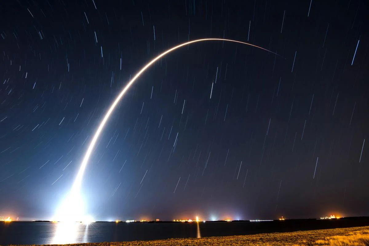 SpaceX запустила спутники с прямым подключением к мобильным устройствам.