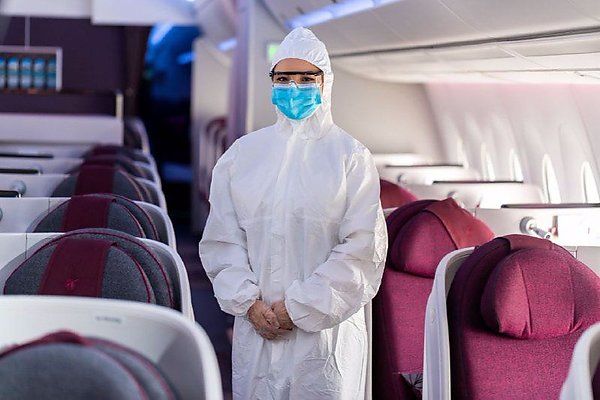 Глава Qatar Airways считает бесполезным соблюдение дистанции в самолетах.
