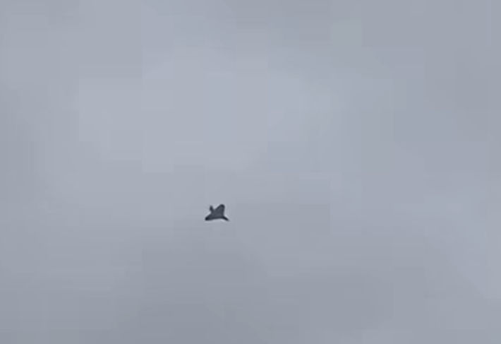 Появилось видео пролёта дрона над селом перед взрывом в Дондюшанском районе.