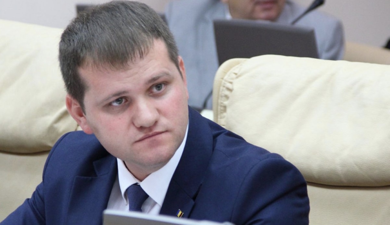 Мунтяну требует у примэрии раскрыть расходы на две елки.