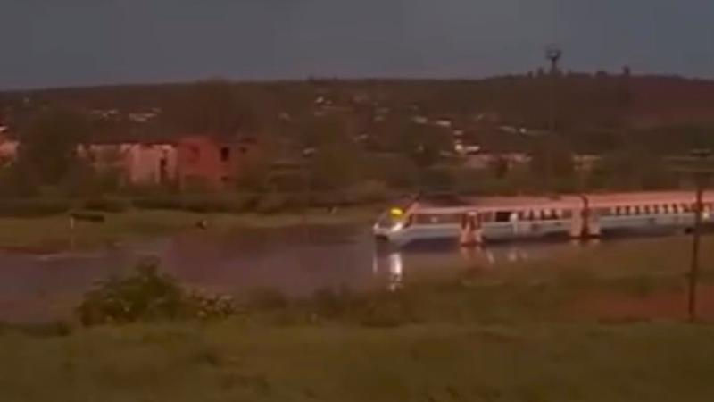 Circulația trenurilor, blocată în raionul Ungheni din cauza ploii torențiale.