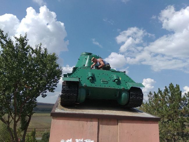 Советский танк-памятник, расположенный в Леушанах, вновь свежевыкрашен и сияет чистотой. 