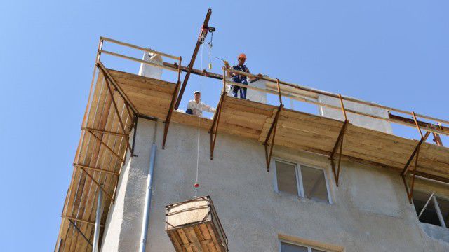 Mansarda arsă din sectorul Botanica, reparată cu întârziere. Foto: canal3.md