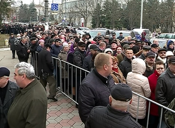 Полиция возбудило уголовное дело и ищет женщину.