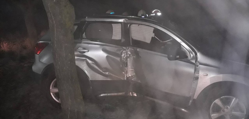 Două femei au rămas blocate într-un Nissan.