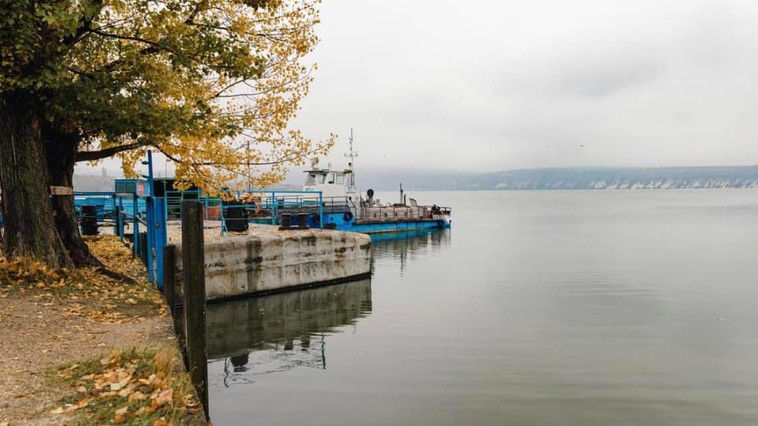 Работа парома в Моловате временно приостановлена.