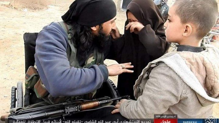 Va comite un atentat: Un terorist ISIS îşi ia adio de la copiii săi