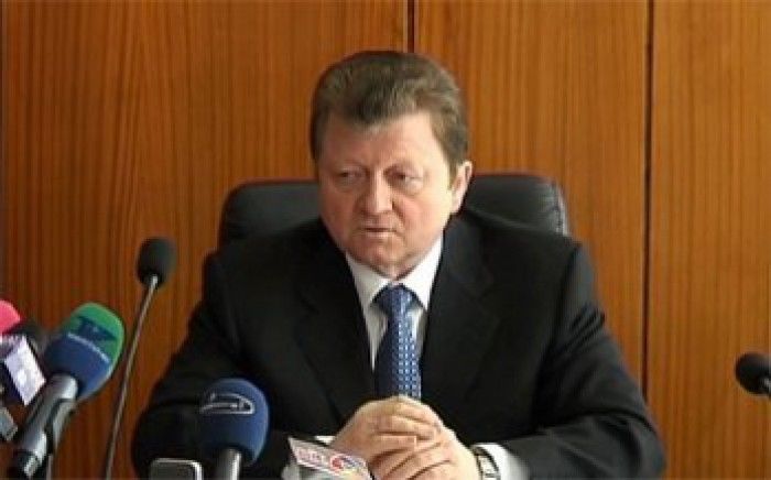 Vladimir Țurcanu a fost surprins, din nou, în timp ce-și ducea copilul la grădiniță cu mașina de serviciu. Foto: jurnal.md