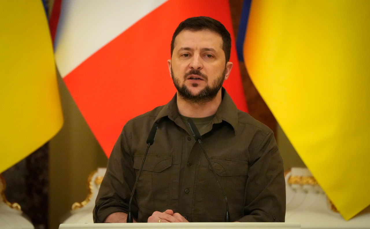 Зеленский: В понедельник ждем решения о поставках систем залпового огня.