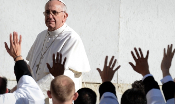 Papa Francisc devine şi primul Suveran Pontif din istorie cu mesaje-record pe Twitter.