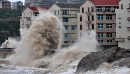 Valuri uriaşe au devastat mai multe localităţi aflate în apropierea mării.