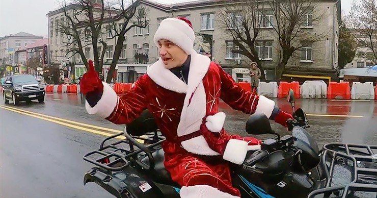 Мэр Киева Виталий Кличко проехал по мосту в костюме Деда Мороза на квадроцикле.
