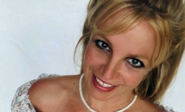 Раскачивающаяся из стороны в сторону Бритни Спирс напугала фанатов.