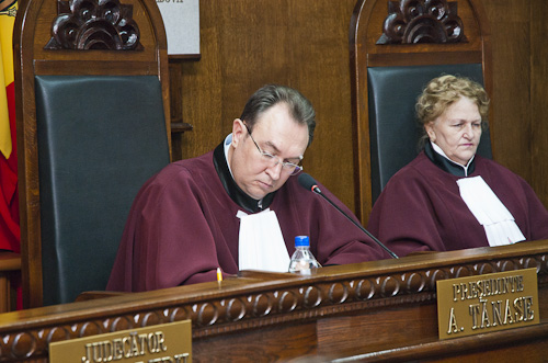 Proiectul a fost criticat dur de către deputatul independent Sergiu Sîrbu, care consideră că proiectul încalcă independența Curții Constituționale. 
