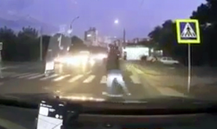 Мужчину едва не сбил автомобиль на пешеходном переходе по ул. Гренобля в столице.