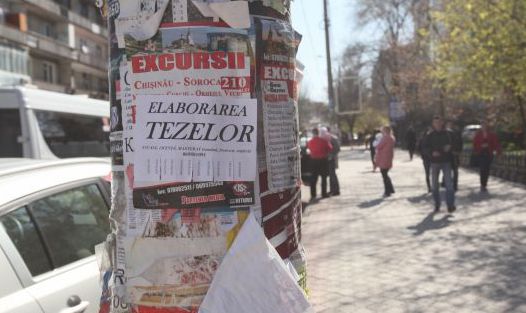 Odată ieşiţi pe poarta universităţii tinerii sunt ademeniţi de anunţuri lipite de garduri, care oferă lucrări contra cost. 