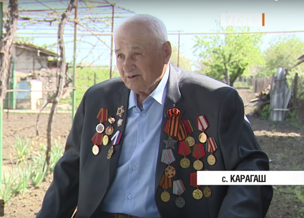 Единственный в Карагаше ветеран готовится ко Дню победы.