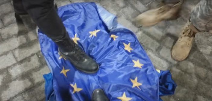 В столице Украины группа молодых людей в балаклавах растоптала флаги Евросоюза. 