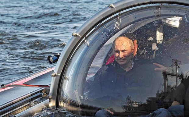 Путин погрузился на дно Черного моря.