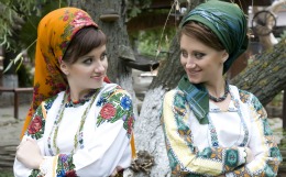 Surorile Lupu, Viorica (26 de ani) şi Elena (28 de ani), cântă împreună de la vârsta de cinci ani, dar spun că nu visau la o carieră în muzică. 