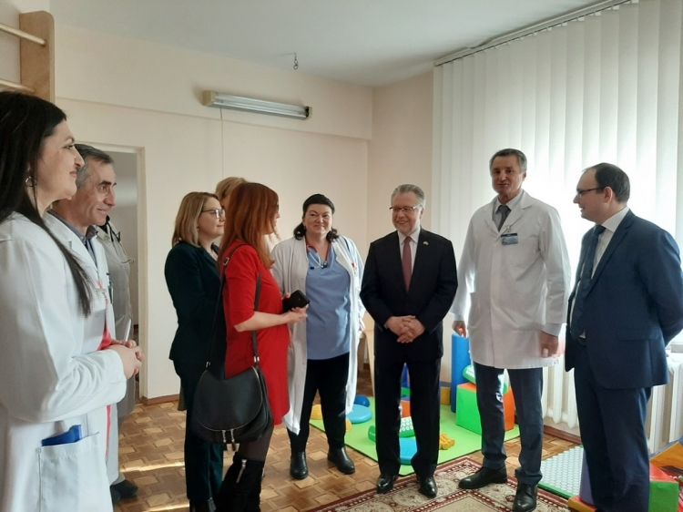 Посольство Франции подарило больнице №1 оборудование для кинетотерапии.