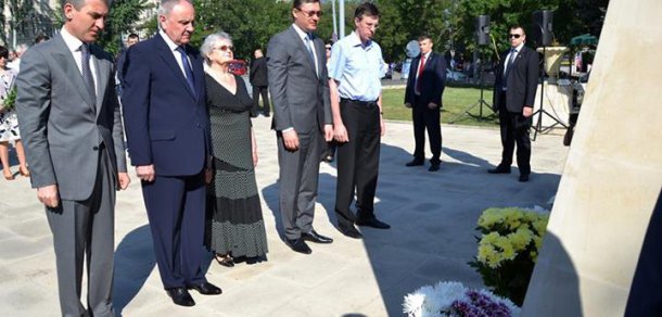 În țara noastră sunt azi comemorate victimele primului val de deportări în masă, care a avut loc în noaptea de 12 spre 13 iunie 1941.